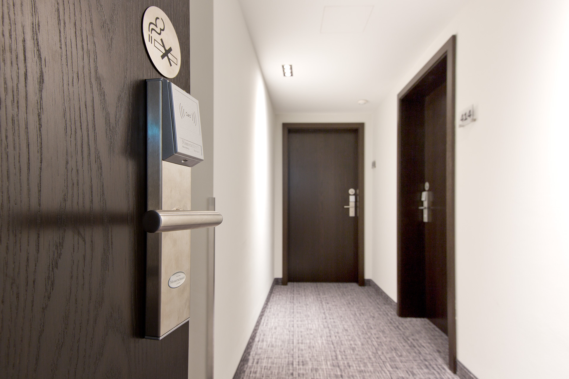 Nahaufnahme Hotel-Objekttür mit elektronischem Kartenschließsystem