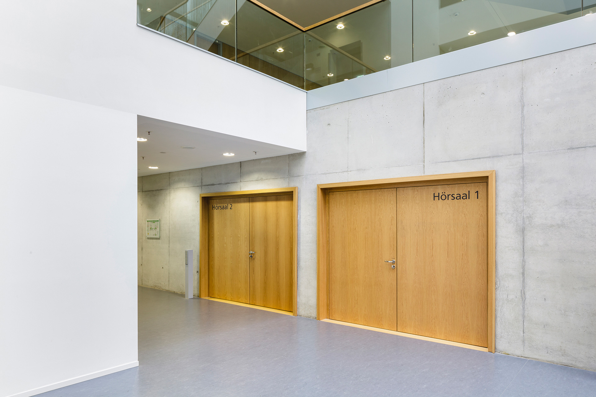 Blick auf Objekttüren in heller Holzoptik in Universitätsgebäude